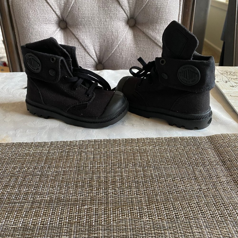 Brand new never worn Palladium boys boots size 7